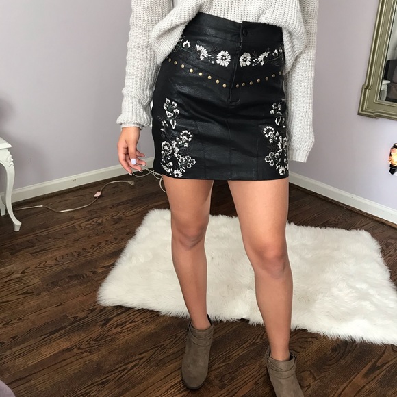 Black faux leather embroidered skirt - Picture 2 of 5